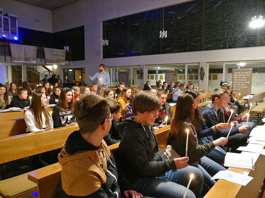 Firmvorbereitung mit Tauferinnerungsgottesdienst in St. Maria, Wolfhagen (Foto: Karl-Franz Thiede)